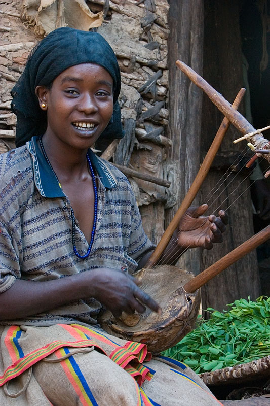 54   Konso girl playing lyre (krar)